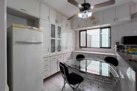 Casa à venda com 232m², 3 quartos e 5 vagas Casa à venda com 232m², 3 quartos e 5 vagasCopa