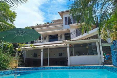 Casa de condomínio à venda com 200m², 3 quartos e 3 vagas Casa de condomínio à venda com 200m², 3 quartos e 3 vagasPiscina