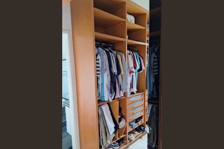 Casa de condomínio à venda com 200m², 3 quartos e 3 vagas Casa de condomínio à venda com 200m², 3 quartos e 3 vagasCloset da Suíte