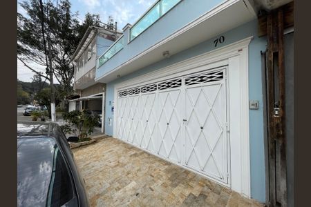 Casa para alugar com 247m², 2 quartos e 2 vagasFachada