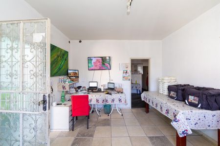 Casa à venda com 100m², 3 quartos e 10 vagas Casa à venda com 100m², 3 quartos e 10 vagasSala