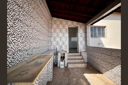 Casa à venda com 100m², 3 quartos e 14 vagas Casa à venda com 100m², 3 quartos e 14 vagasÁrea de Serviço