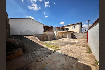 Casa à venda com 100m², 3 quartos e 14 vagas Casa à venda com 100m², 3 quartos e 14 vagasQuintal