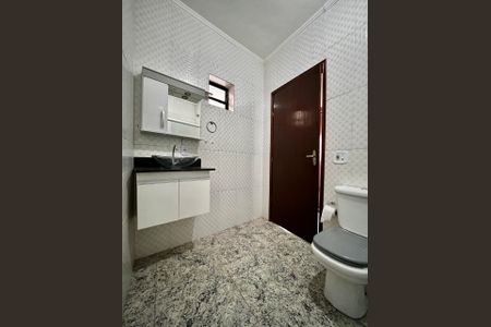 Casa à venda com 100m², 3 quartos e 14 vagas Casa à venda com 100m², 3 quartos e 14 vagasBanheiro