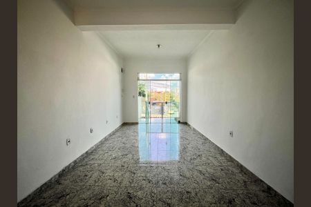 Casa à venda com 100m², 3 quartos e 14 vagas Casa à venda com 100m², 3 quartos e 14 vagasSala