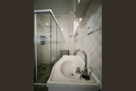 Casa à venda com 100m², 3 quartos e 14 vagas Casa à venda com 100m², 3 quartos e 14 vagasBanheiro da Edicula