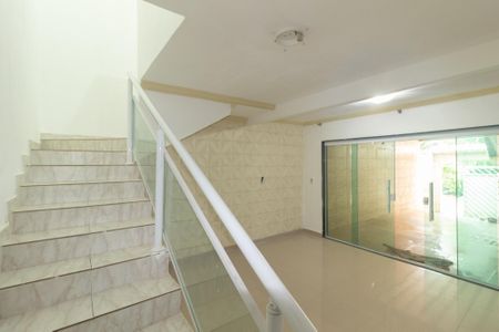 Casa para alugar com 70m², 5 quartos e 1 vaga Casa para alugar com 70m², 5 quartos e 1 vagaEscada