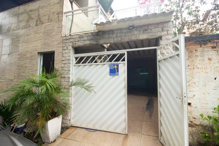 Casa para alugar com 70m², 5 quartos e 1 vaga Casa para alugar com 70m², 5 quartos e 1 vagaFachada