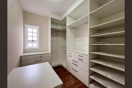 Casa para alugar com 446m², 6 quartos e 6 vagas Casa para alugar com 446m², 6 quartos e 6 vagasCloset da Suíte 5