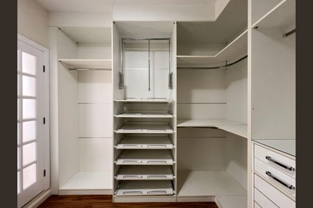 Casa para alugar com 446m², 6 quartos e 6 vagas Casa para alugar com 446m², 6 quartos e 6 vagasCloset da suíte 2