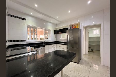 Casa para alugar com 446m², 6 quartos e 6 vagas Casa para alugar com 446m², 6 quartos e 6 vagasCozinha