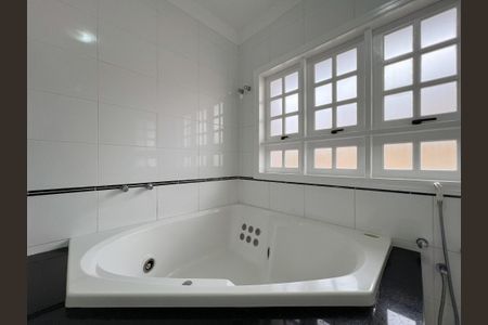 Casa para alugar com 446m², 6 quartos e 6 vagas Casa para alugar com 446m², 6 quartos e 6 vagasBanheiro da Suíte 2