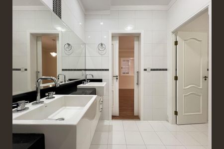 Casa para alugar com 446m², 6 quartos e 6 vagas Casa para alugar com 446m², 6 quartos e 6 vagasBanheiro da Suíte 4