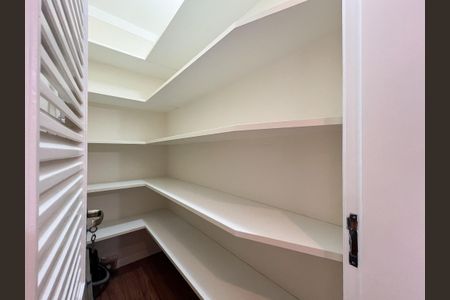 Casa para alugar com 446m², 6 quartos e 6 vagas Casa para alugar com 446m², 6 quartos e 6 vagasCloset da suíte 2