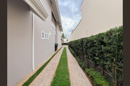 Casa para alugar com 446m², 6 quartos e 6 vagas Casa para alugar com 446m², 6 quartos e 6 vagasLateral da casa