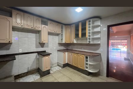 Casa à venda com 315m², 5 quartos e 4 vagas Casa à venda com 315m², 5 quartos e 4 vagasCozinha