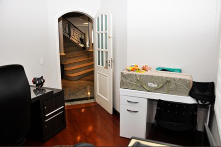 Casa à venda com 560m², 4 quartos e 4 vagas Casa à venda com 560m², 4 quartos e 4 vagasEscritório