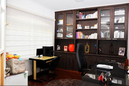 Casa à venda com 560m², 4 quartos e 4 vagas Casa à venda com 560m², 4 quartos e 4 vagasEscritório