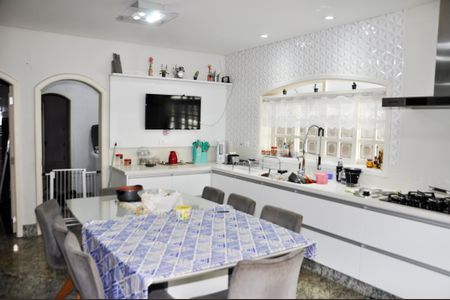 Casa à venda com 560m², 4 quartos e 4 vagas Casa à venda com 560m², 4 quartos e 4 vagasCozinha