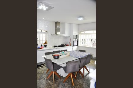 Casa à venda com 560m², 4 quartos e 4 vagas Casa à venda com 560m², 4 quartos e 4 vagasCozinha