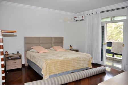 Casa à venda com 560m², 4 quartos e 4 vagas Casa à venda com 560m², 4 quartos e 4 vagasSuíte 1