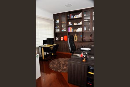 Casa à venda com 560m², 4 quartos e 4 vagas Casa à venda com 560m², 4 quartos e 4 vagasEscritório