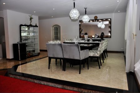 Casa à venda com 560m², 4 quartos e 4 vagas Casa à venda com 560m², 4 quartos e 4 vagasSala de Jantar