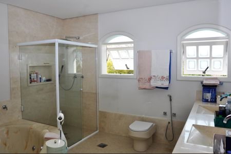 Casa à venda com 560m², 4 quartos e 4 vagas Casa à venda com 560m², 4 quartos e 4 vagasBanheiro da Suíte 1