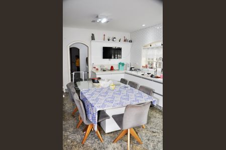 Casa à venda com 560m², 4 quartos e 4 vagas Casa à venda com 560m², 4 quartos e 4 vagasCozinha