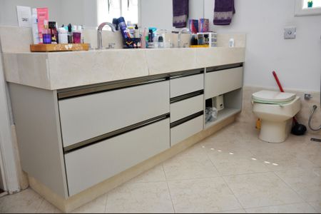 Casa à venda com 560m², 4 quartos e 4 vagas Casa à venda com 560m², 4 quartos e 4 vagasBanheiro da Suíte 2