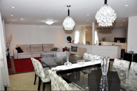Casa à venda com 560m², 4 quartos e 4 vagas Casa à venda com 560m², 4 quartos e 4 vagasSala de Jantar