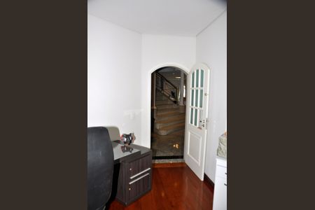 Casa à venda com 560m², 4 quartos e 4 vagas Casa à venda com 560m², 4 quartos e 4 vagasEscritório