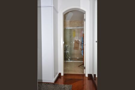 Casa à venda com 560m², 4 quartos e 4 vagas Casa à venda com 560m², 4 quartos e 4 vagasBanheiro da Suíte 2