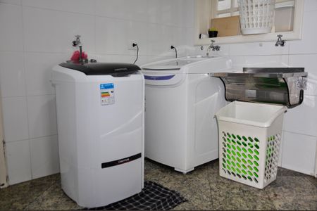 Casa à venda com 560m², 4 quartos e 4 vagas Casa à venda com 560m², 4 quartos e 4 vagasÁrea de Serviço