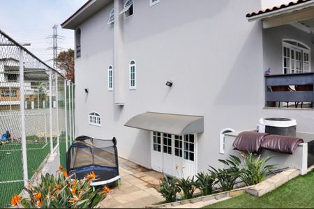 Casa à venda com 560m², 4 quartos e 4 vagas Casa à venda com 560m², 4 quartos e 4 vagasEscada