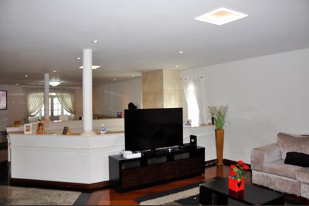 Casa à venda com 560m², 4 quartos e 4 vagas Casa à venda com 560m², 4 quartos e 4 vagasSala 1