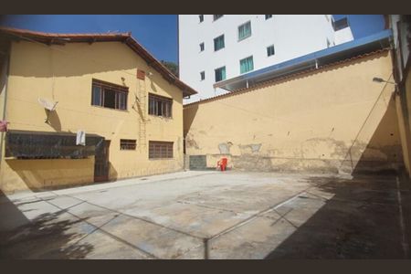 Casa à venda com 275m², 4 quartos e 4 vagas Casa à venda com 275m², 4 quartos e 4 vagasQuintal