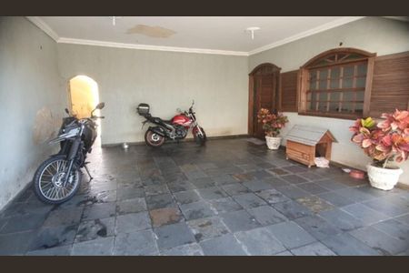 Casa à venda com 275m², 4 quartos e 4 vagas Casa à venda com 275m², 4 quartos e 4 vagasGaragem