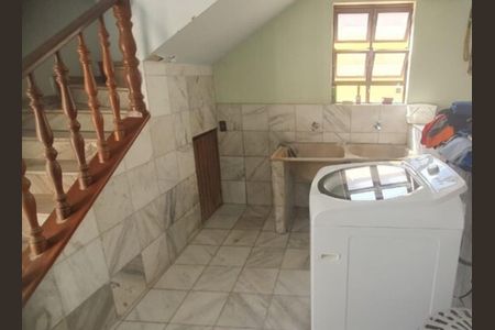 Casa à venda com 275m², 4 quartos e 4 vagas Casa à venda com 275m², 4 quartos e 4 vagasLavanderia