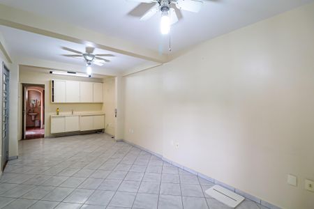 Casa à venda com 224m², 3 quartos e 3 vagas Casa à venda com 224m², 3 quartos e 3 vagasEdícula - Salão