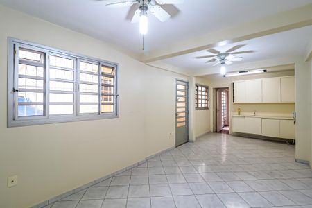 Casa à venda com 224m², 3 quartos e 3 vagas Casa à venda com 224m², 3 quartos e 3 vagasEdícula - Salão