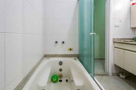 Casa à venda com 224m², 3 quartos e 3 vagas Casa à venda com 224m², 3 quartos e 3 vagasBanheiro social