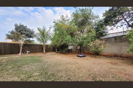 Casa de condomínio à venda com 178m², 4 quartos e 4 vagas Casa de condomínio à venda com 178m², 4 quartos e 4 vagasQuintal