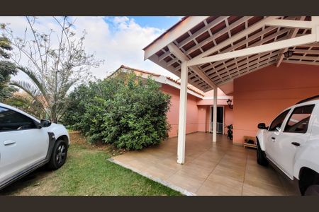 Casa de condomínio à venda com 178m², 4 quartos e 4 vagas Casa de condomínio à venda com 178m², 4 quartos e 4 vagasFachada