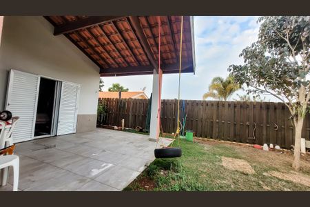 Casa de condomínio à venda com 178m², 4 quartos e 4 vagas Casa de condomínio à venda com 178m², 4 quartos e 4 vagasÁrea Externa