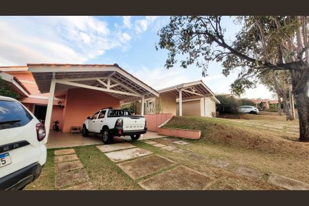 Casa de condomínio à venda com 178m², 4 quartos e 4 vagas Casa de condomínio à venda com 178m², 4 quartos e 4 vagasFachada