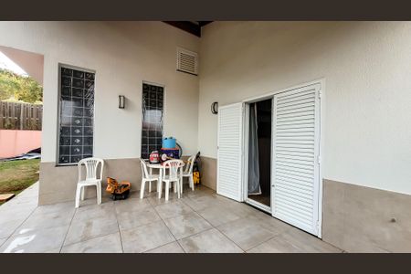 Casa de condomínio à venda com 178m², 4 quartos e 4 vagas Casa de condomínio à venda com 178m², 4 quartos e 4 vagasÁrea Externa