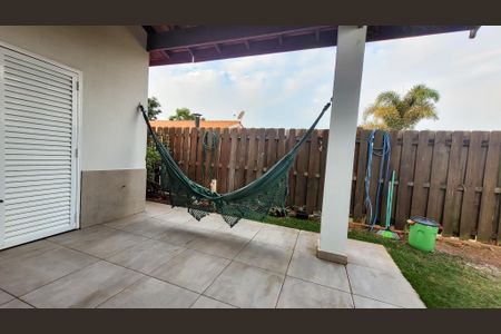 Casa de condomínio à venda com 178m², 4 quartos e 4 vagas Casa de condomínio à venda com 178m², 4 quartos e 4 vagasÁrea Externa