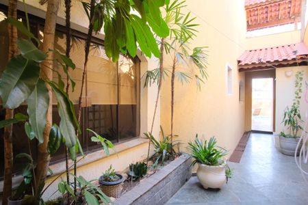 Casa à venda com 280m², 4 quartos e 5 vagasCorredor externo