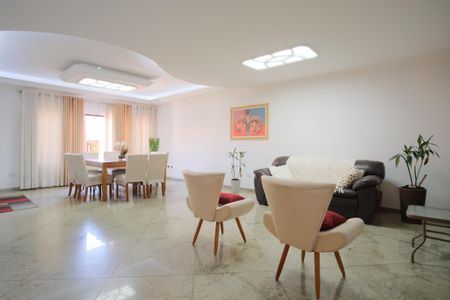 Casa à venda com 280m², 4 quartos e 5 vagasSala